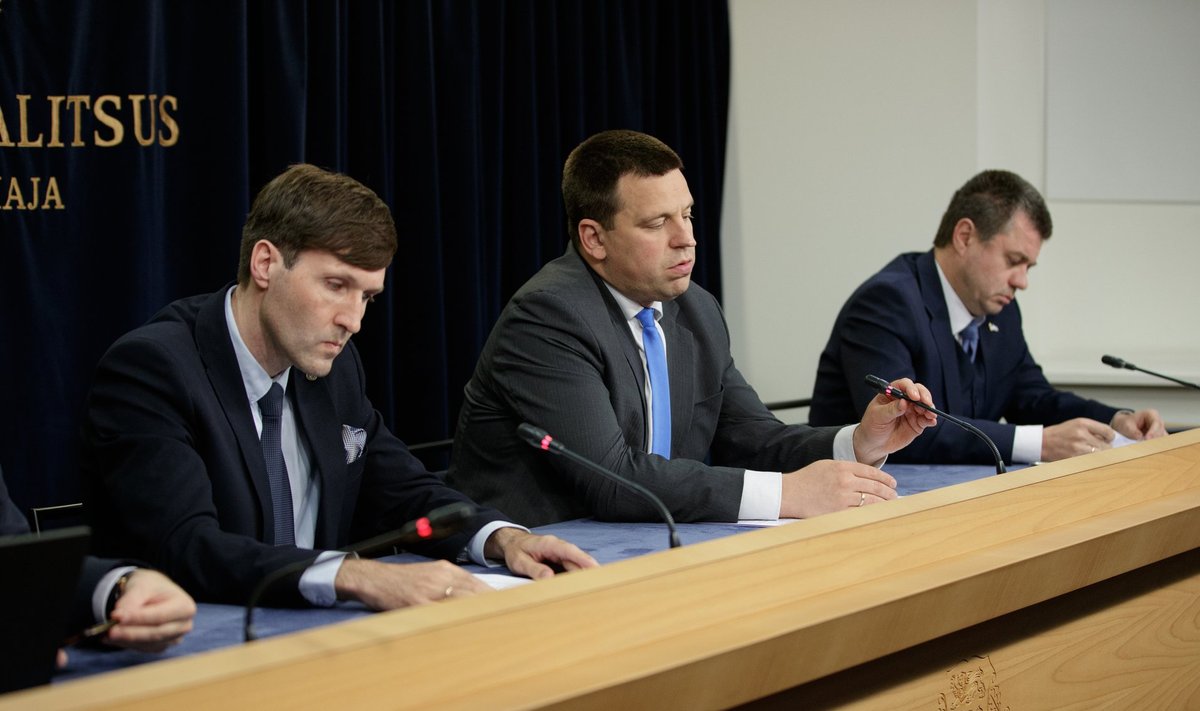 Martin Helme, Jüri Ratas ja Urmas Reinsalu valitsuse pressikonverentsil.