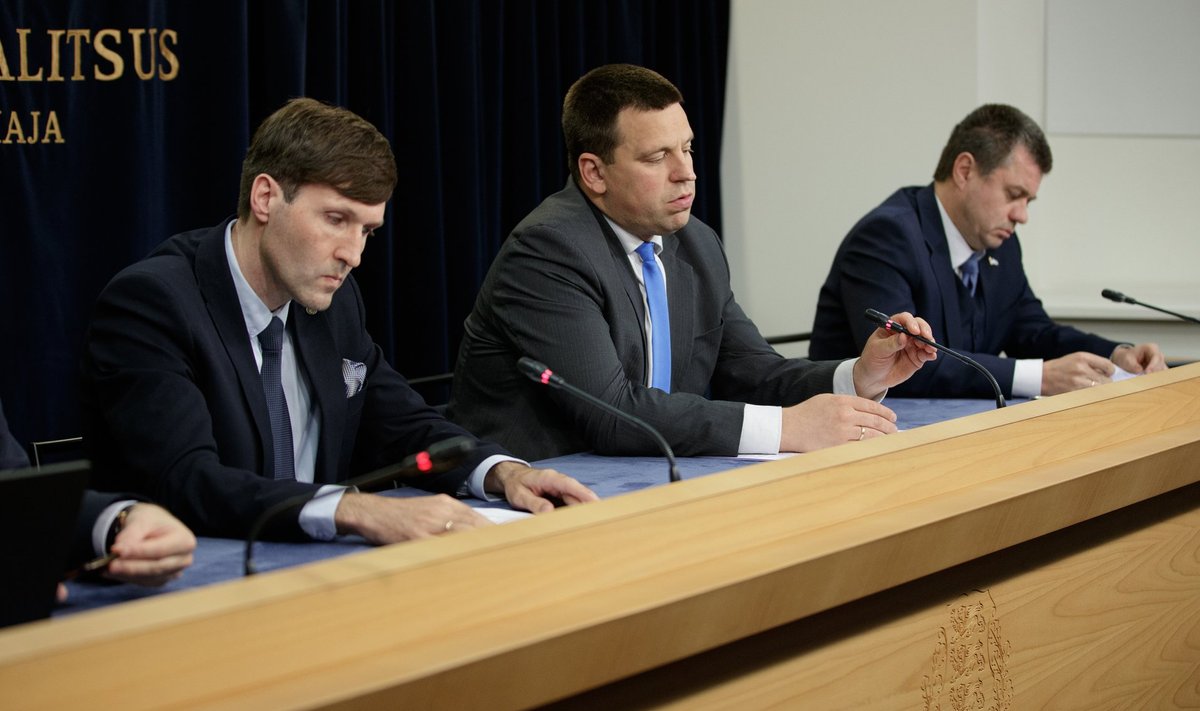 Rahandusminister Martin Helme, peaminister Jüri Ratas ja välisminister Urmas Reinsalu