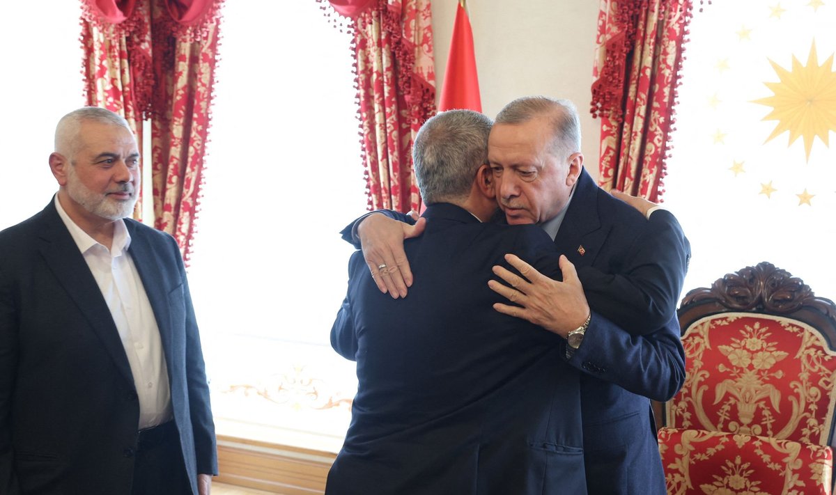 Ismail Haniyeh (vasakul) ja Recep Tayyip Erdoğan laupäeval Istanbulis. Erdoğani embuses on Hamasi poliitbüroo juht Khaled Mashal.