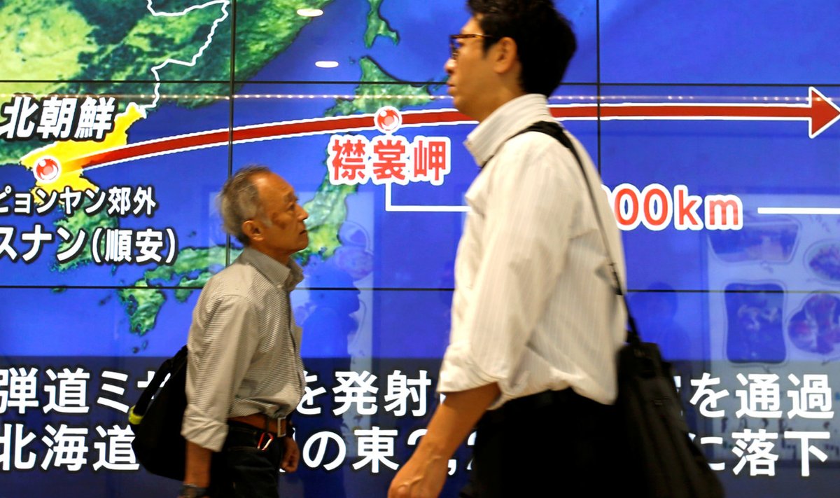 Tokio elanikud mööduvad ekraanist, kus näidatakse uudist Põhja-Korea raketikatsetusest