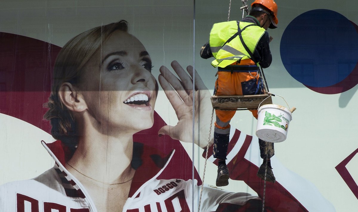 Tööline puhastab Moskvas Venemaa olümpiakoondist reklaamivat hiigelsuurt plakatit. Kas spordikohus pühib Venemaa spordi sama lihtsalt puhtaks?