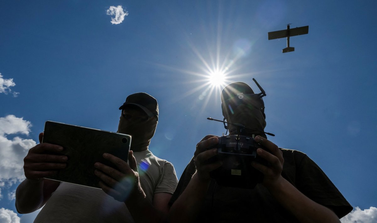 Украинские военнослужащие учатся управлять дроном от первого лица (FPV) с фиксированными крыльями под названием «Дартс» во время тренировок в Боривитерском военном училище