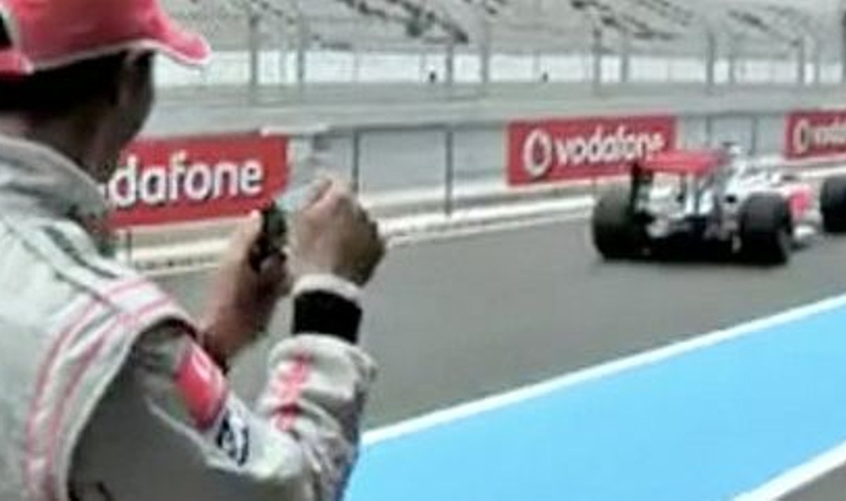 Lewis Hamilton juhib vormelit Blackberry Stormiga