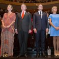 Sinakas kleidike, lühike veidike: Prantsusmaa presidendi 64-aastane kaasa näitas jälle säärejooksu