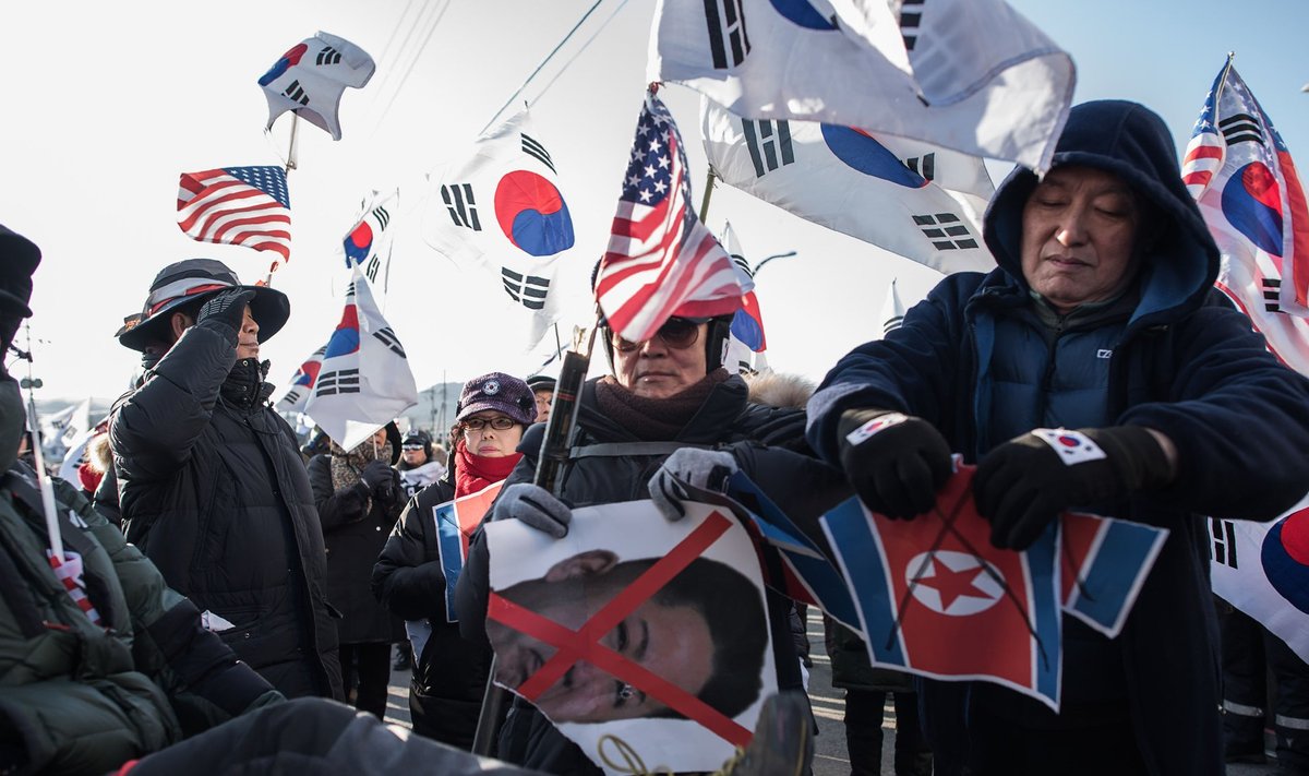 Kahe riigi näilisest lähenemisest hoolimata võttis Lõuna-Koreas Mukho sadamas eile Põhja-Korea laeva vastu hulk protestijaid.