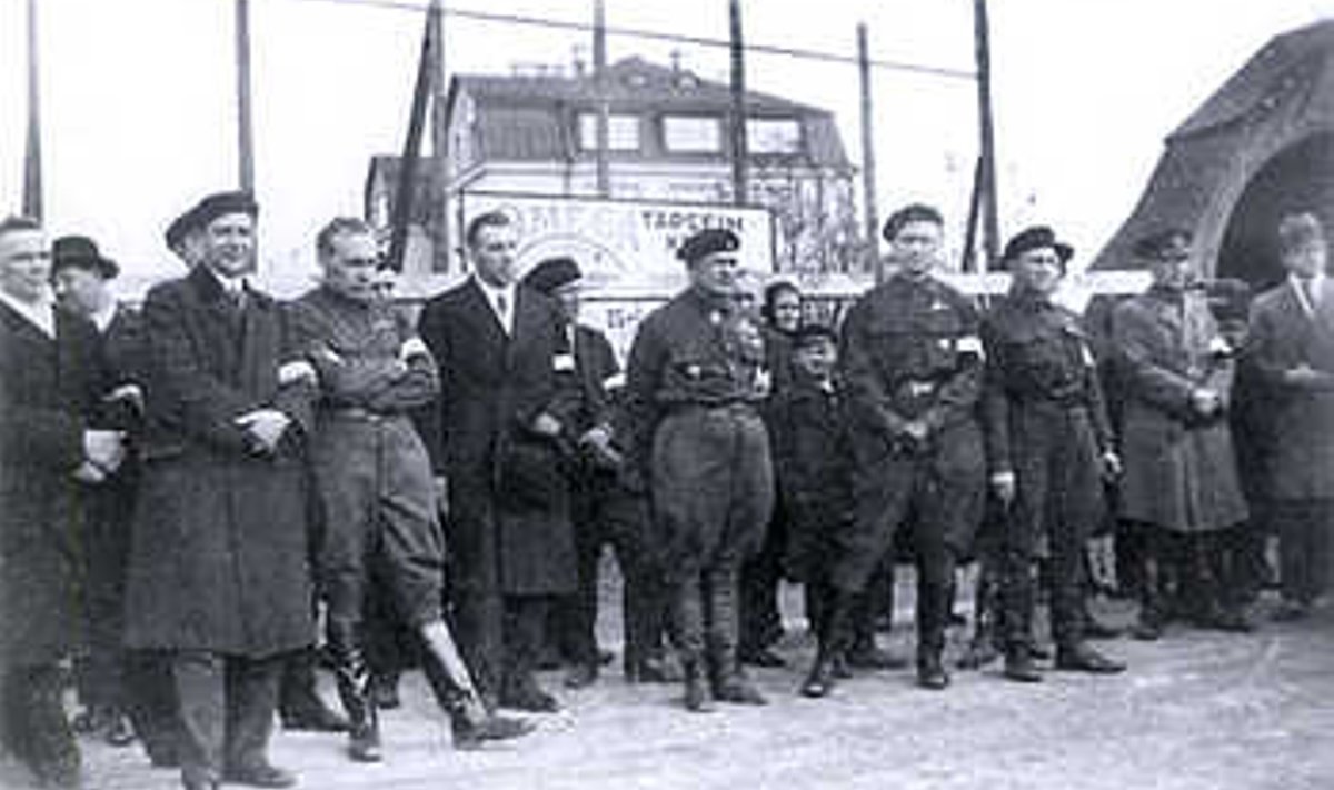 FAŠISTID VÕI HUMORISTID? Vabadus­sõjalased Kalevi spordiväljakul Tallinnas 1933. aastal. REPRO