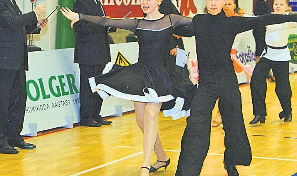 Eva Liisa Metspalu ja Egon Paala teel 2013. a. aastakarika suunas Juunior 1 D-klassis Ladina-Ameerika tantsudes. Foto: Fotosioon