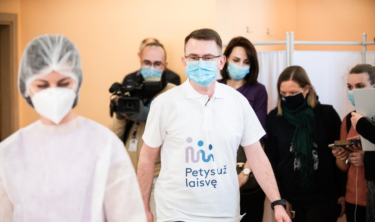 Leedu tervishoiuminister Arūnas Dulkys lasi end esmaspäeval eeskujuks AstraZeneca vaktsiiniga süstida. 