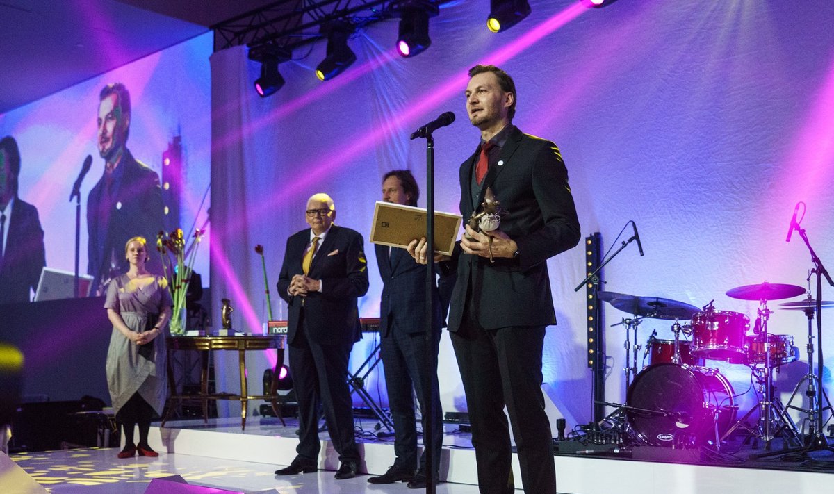 Eesti teatri- ja muusikamuuseumi juht Tanel Veeremaa võtab vastu Muuseumiroti auhinna. Taamal Indrek Saar ja Ants Leemets
