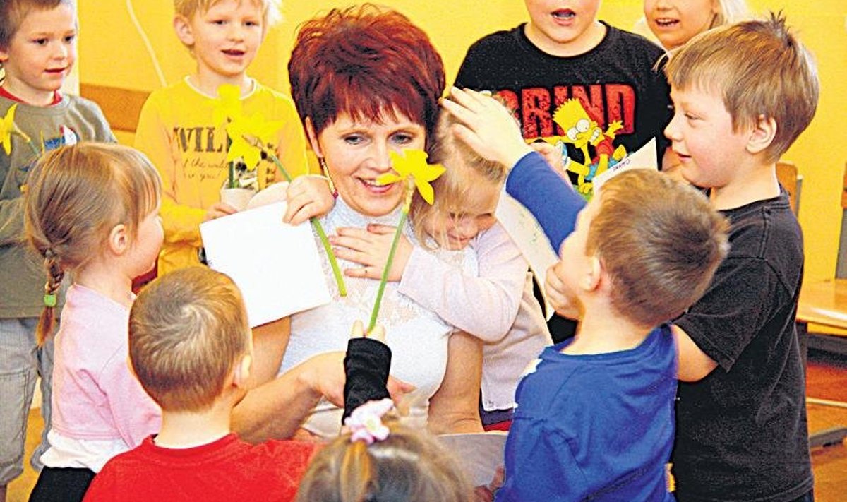 Juubeli puhul sai Aili Klein palju lilli ja kallistusi ka väikestelt sõpradelt. Foto: Alar Karu