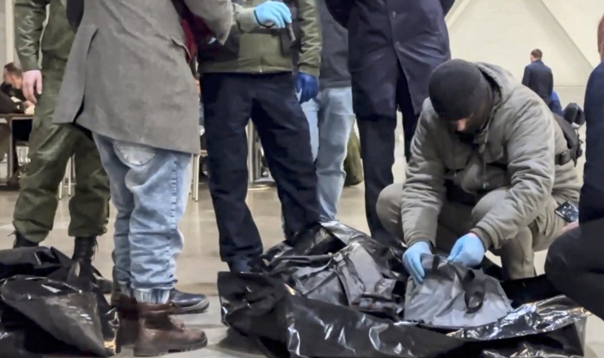 Российские следователи рядом с телами погибших