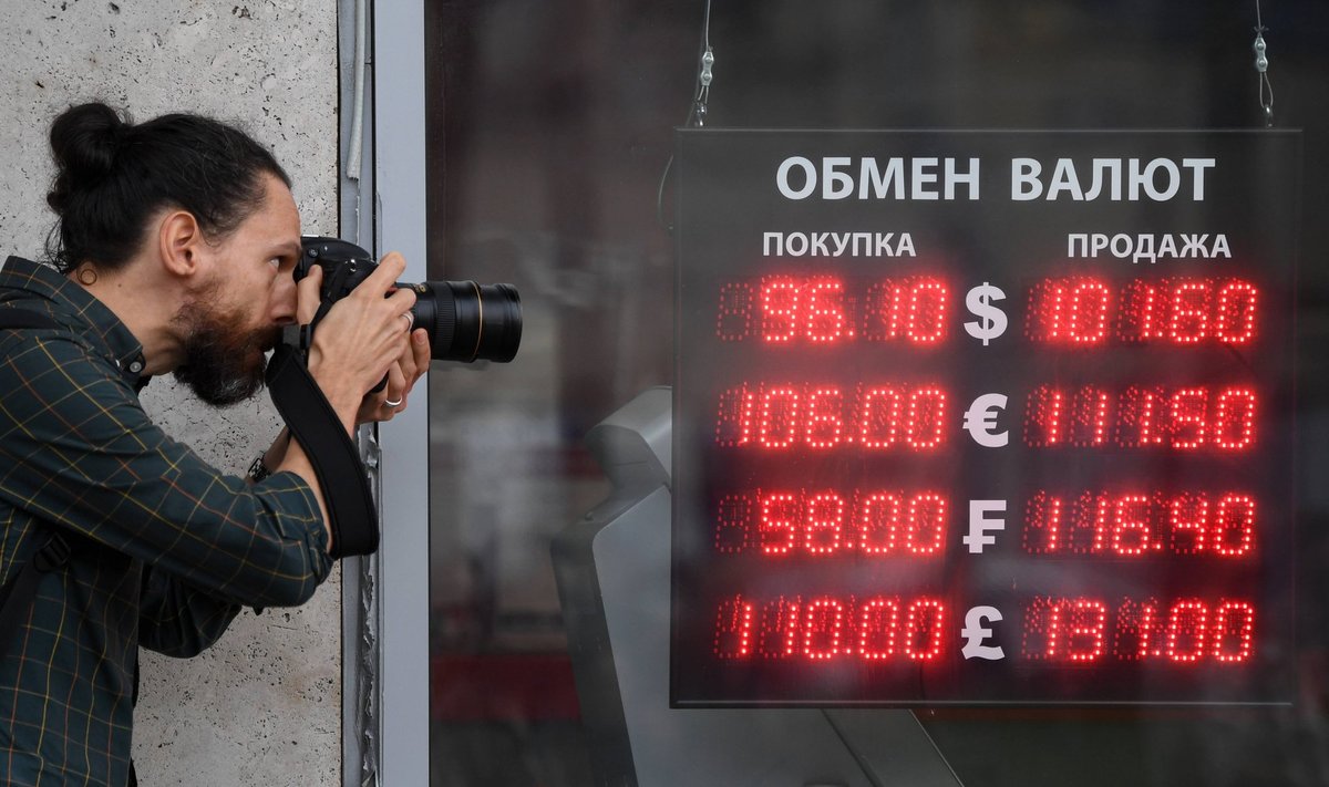 Vene lihtinimene võib "imetleda" rubla kursi langust, samal ajal kui väiksemad ja suuremad ärimehed konksu otsast pääsevad