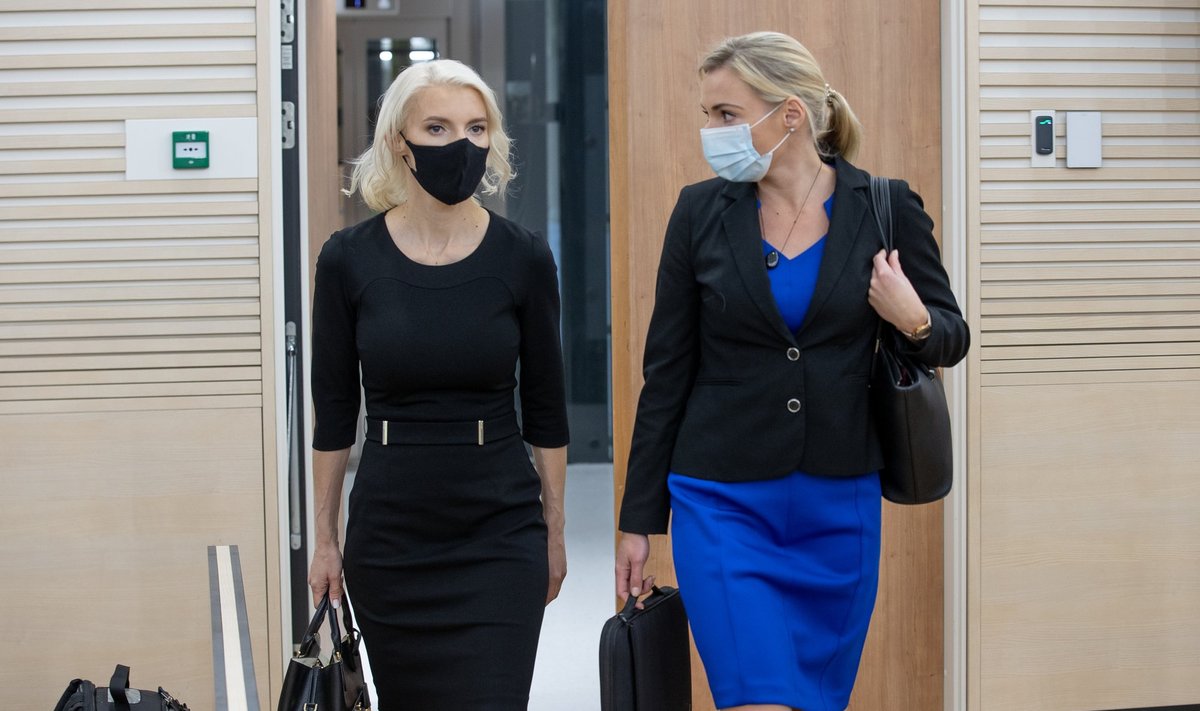 MÕJUS INVESTORITELE MAGNEEDINA: Hoiu-laenuühistu ERIAL juhatuse liige Daniela Dalberg-Dyageleva (vasakul) on kelmuse süüdistusega kohtu all.