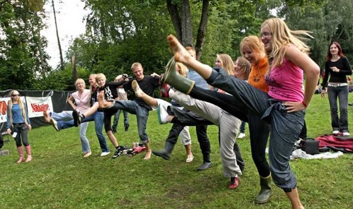 KANKAAN: Eestimaisele suvele kohaselt tantsitakse seda kas kummikutes või paljajalu.