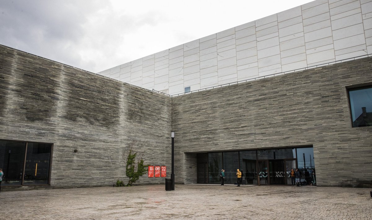 Uus rahvusmuuseum täiendab mõne arvates suurepäraselt Oslo kesklinna, kus domineerivad kultuurihooned, teiste arvates on tegu ilmetu halli kastiga.