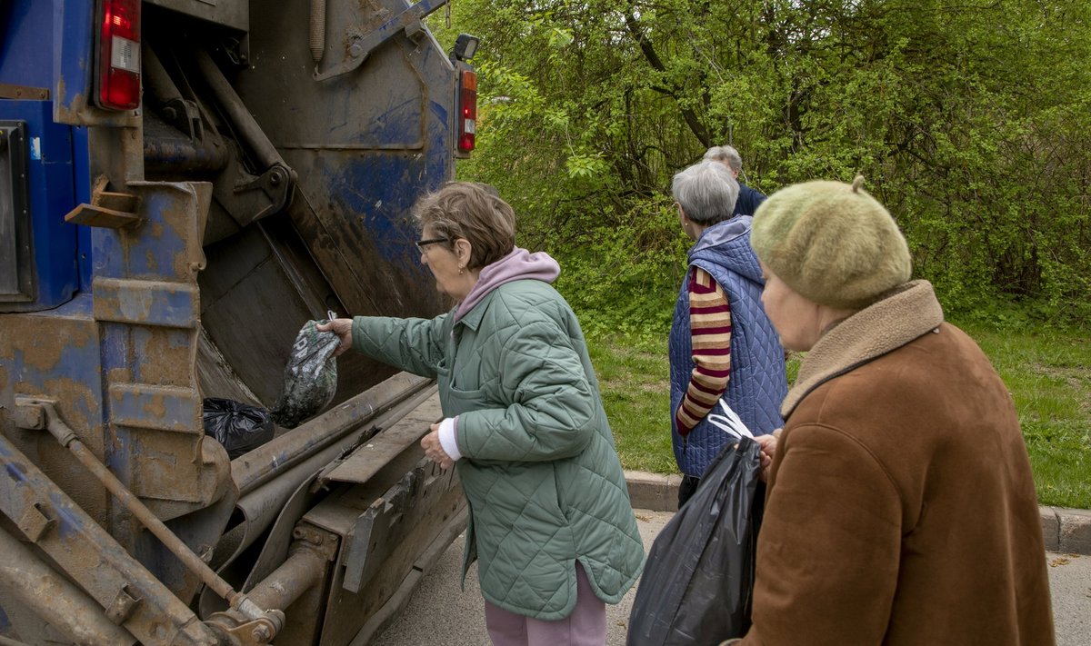 Обычное дело в Силламяэ: мешки с мусором люди приносят прямо в мусоровоз. Так это происходит уже 50 лет.