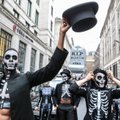 Halloween turundusvankri ette: Transferwise'i skelettidega pangatasude marss Londonis