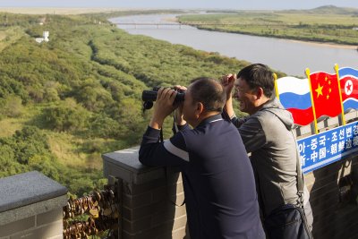 Hiinlased piiritsoonis binokliga Põhja-Korea poole vaatamas