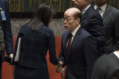 USA suursaadik Nikki Haley ja Hiina suursaadik Liu Jieyi 11. septembril ÜRO julgeolekunõukogus