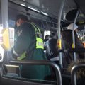 При проверке билетов в автобусе пассажиры "забывают" свои имена