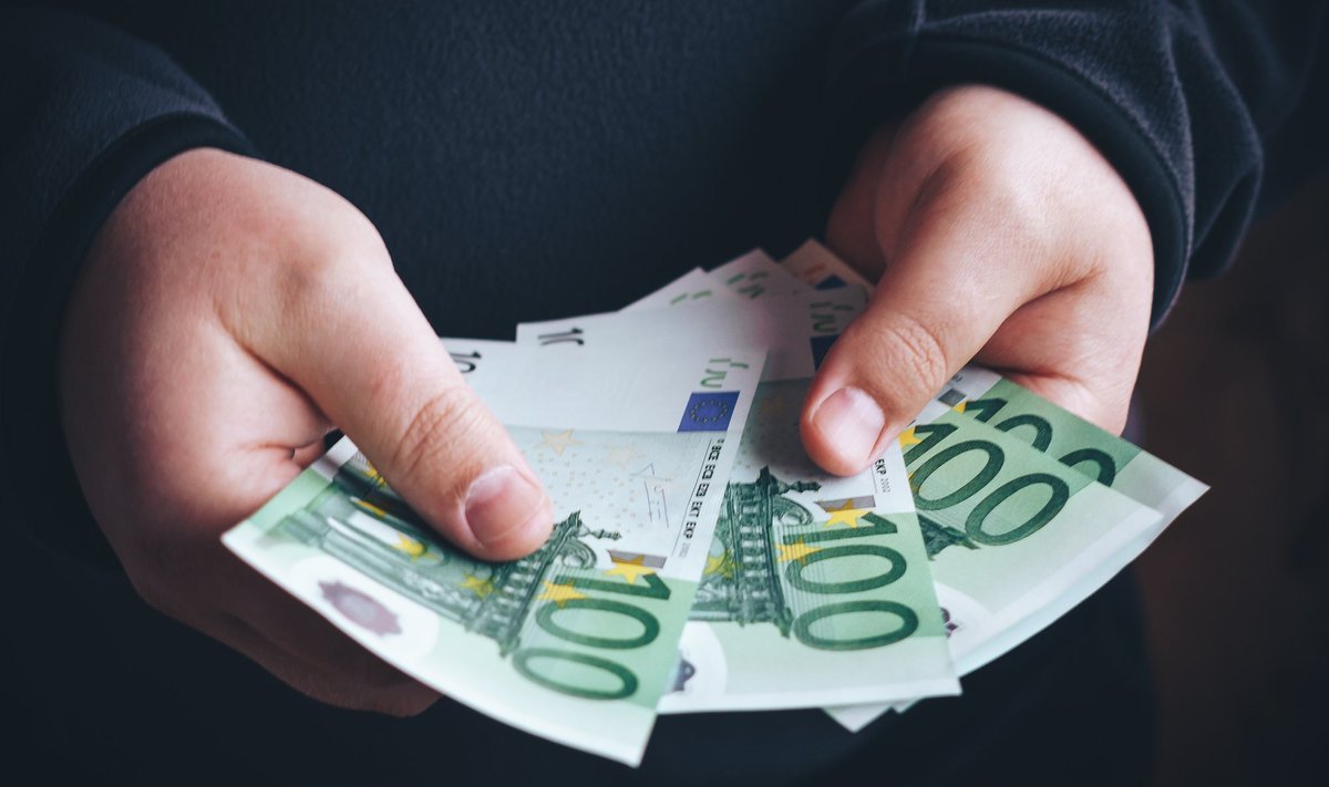 Asekantsler küsis aastapalka