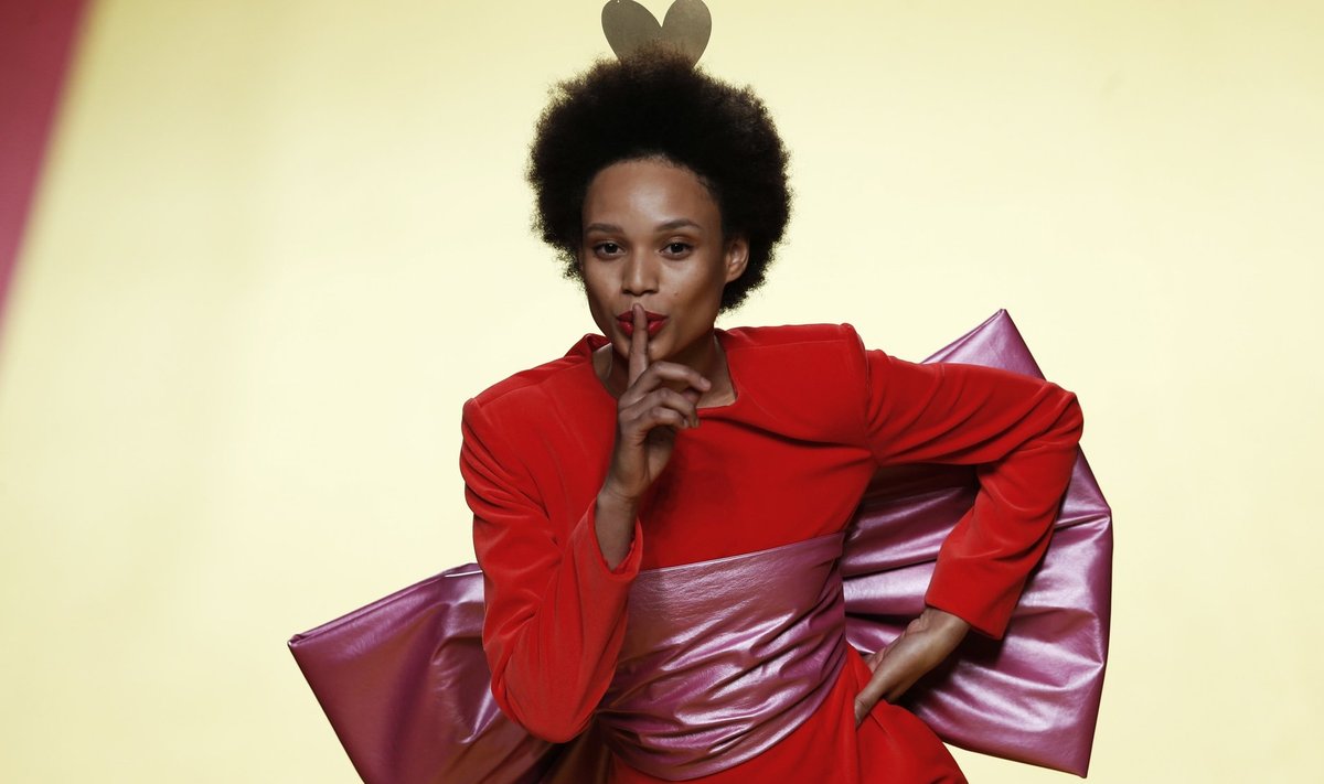 Hispaania disainer Ágatha Ruiz de la Prada on 2018. aasta kollektsiooni tehes korralikult pööraseks läinud. Aga tuleb tõdeda, et punase ja metalselt helkleva roosa kooslus näeb kütkestav välja. Patšokid annavad kleidile kandvust ja tugevust.