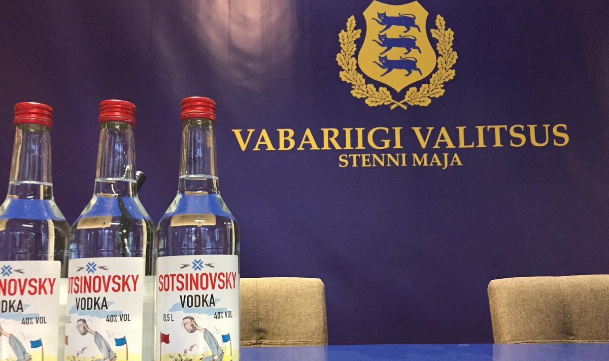 SELFI TEGEMISEKS ON KÕIK VALMIS! Sotsinovsky viinad esiplaanil ja riigivapp taustal.