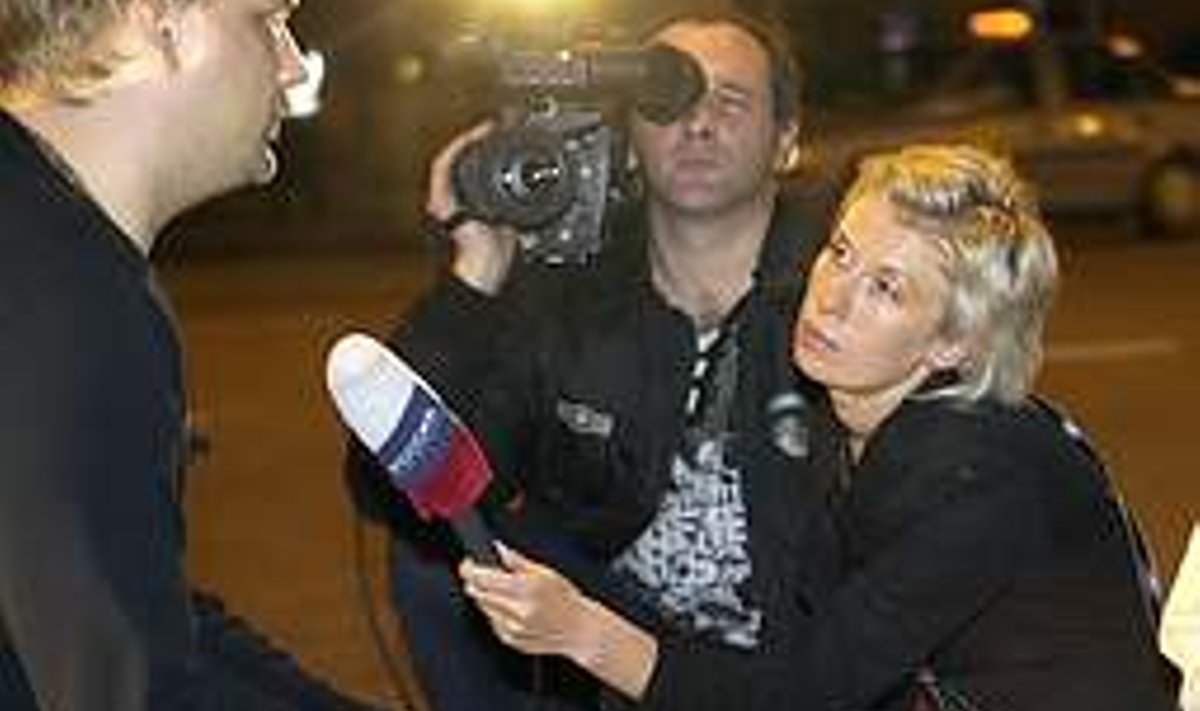 EESTI RAHVA SUURED SÕBRAD: Dmitri Linter annab usutlust Venemaa riigitelevisiooni RTR reporterile Jekaterina Zorinale, kes on tuntud Eesti-vastaste materjalide tootja. Foto sügisest 2006. RAUNO VOLMAR / EPL