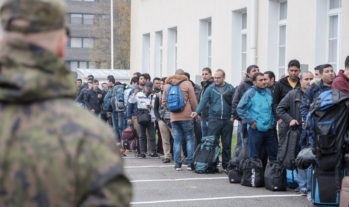 Soome saabunud põgenikud Tornio vastuvõtukeskuse juures järjekorras. Soome arvestab sel aastal juba üle 30 000 asüülitaotlejaga.