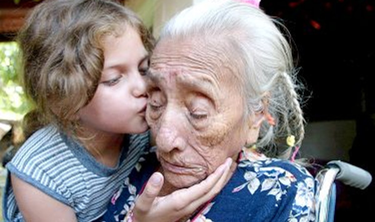 Maailma vanim inimene, 128-aastane Cruz Hernandez koos oma lapselapselapselapsega