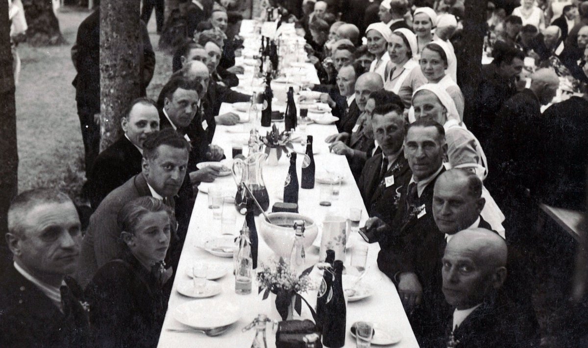 Vabaduse Risti vendade XII kokkutulekul kostitati sangareid vabriku kulul.