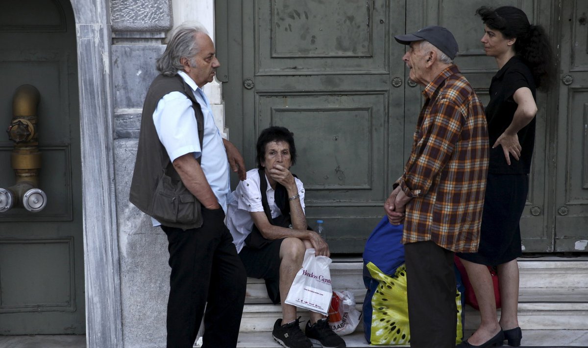 Kreeka penionärid ootavad panga ukse taga pensionite väljamakset