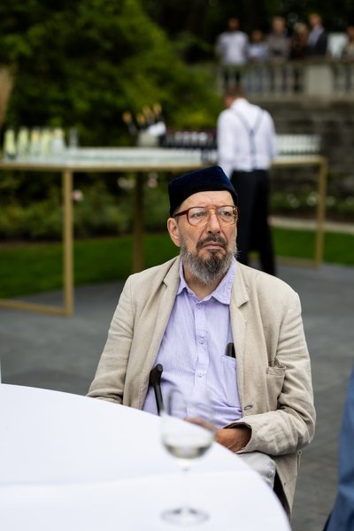KESKENDUNULT kuulab presidendi kõnet muusik, näitleja ja teatrilavastaja Peeter Volkonski.