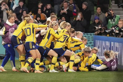 Rootsi koondis võitu tähistamas.