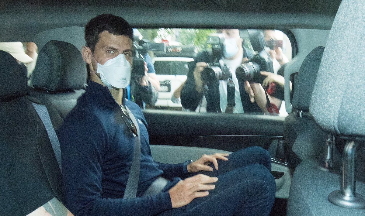 Novak Djokovic täna teel hotellist advokaatide juurde, et video vahendusel kohtuistungil osaleda.
