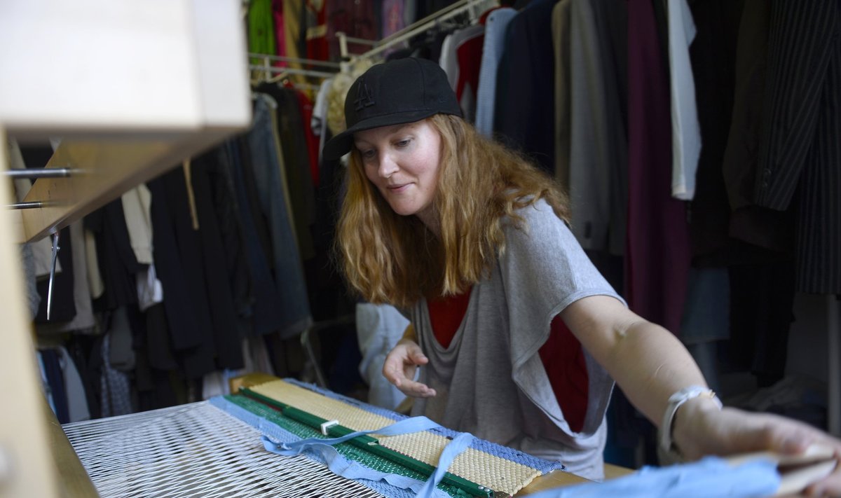 Killu Sukmit koob Kunstihoone fuajees kasutamiskõlbmatutest ja ribadeks lõigatud rõivastest vaipa.