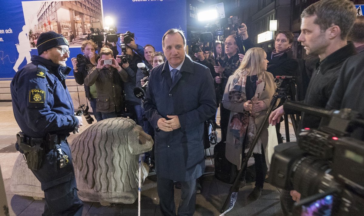 Rootsi peaminister Stefan Löfven käis hilisõhtul Stockholmis paigas, kus pärastlõunal sõitis veok rahvamassi.