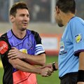 VIDEO: Amatöör jättis heategevusmängul kauni käärlöögiga Messi ja Henry tagaplaanile