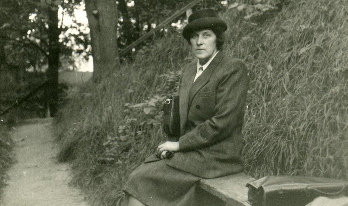 Betti Alver Tartus Toomemäel, september 1952 (Mart Lepiku foto). 