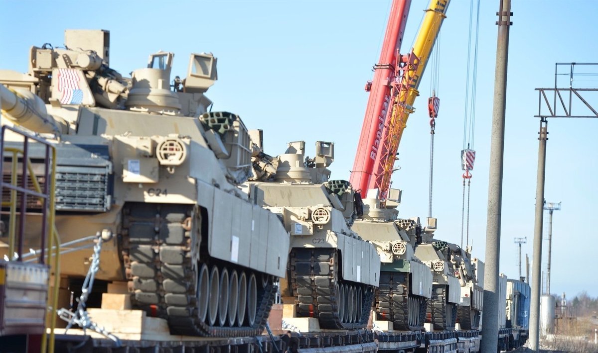 Rasketehnikat on raudtee-ešelonidega palju kordi Tapale viidud. Pildil liiguvad sinna USA liitlasvägede Abrams-tankid.