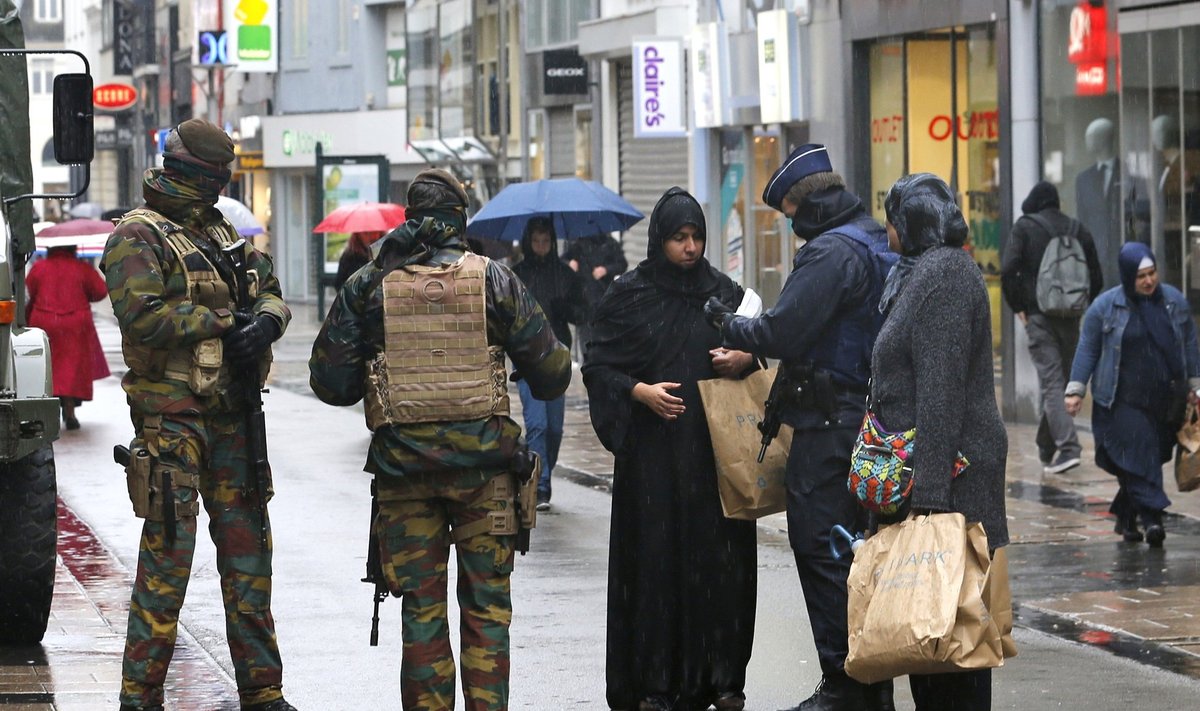 Viimatiste terrorirünnakute tõttu peavad muslimiriietes naised praegu Brüsselis arvestama võimalusega, et politseinikud paluvad näha nende dokumente.