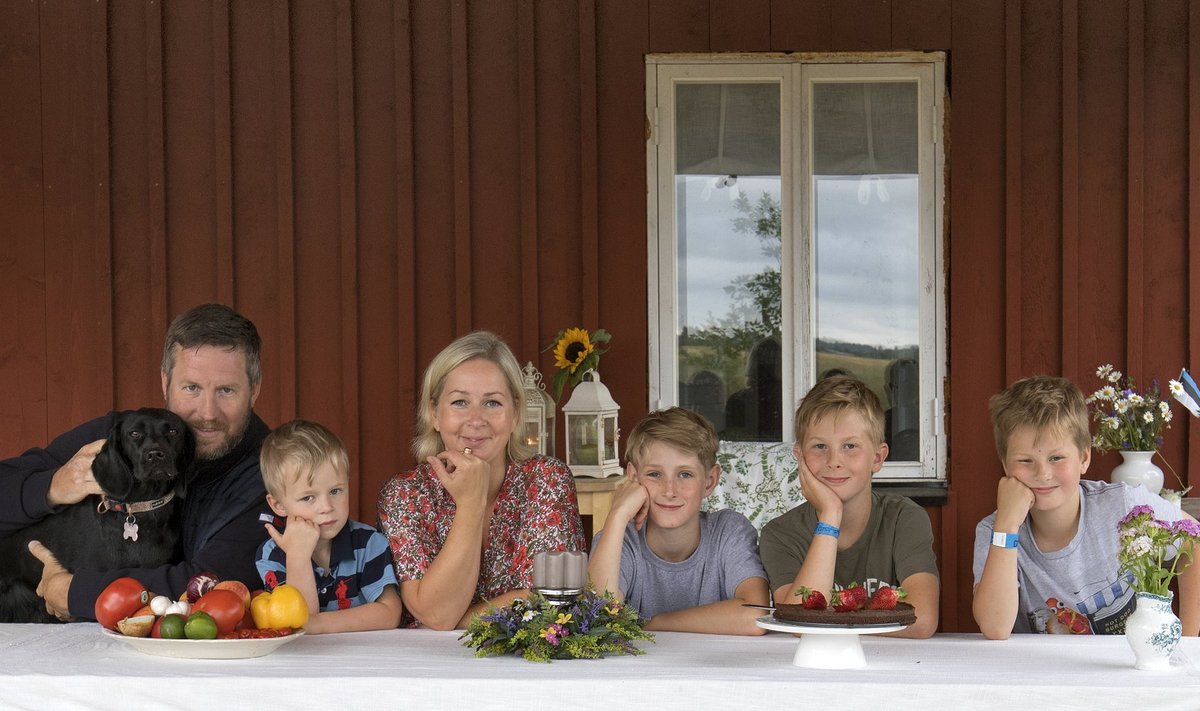 Terrassi pika laua taha mahub palju rahvast. Praegu istuvad seal isa Micke koer Sindiga, Melker, Liisi, tema kõrval poiste sõber Emil, vasakul Oliver ja Elliot.