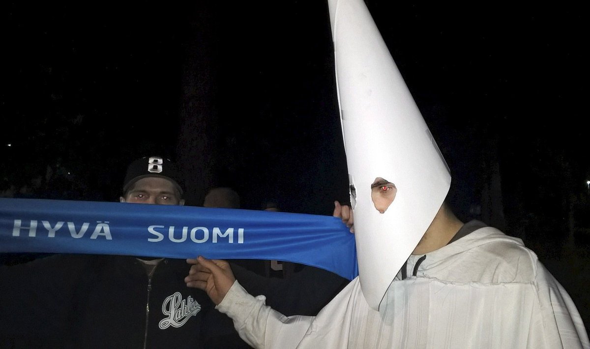 Soome demonstrant kannab Ku Klux Klani riietust