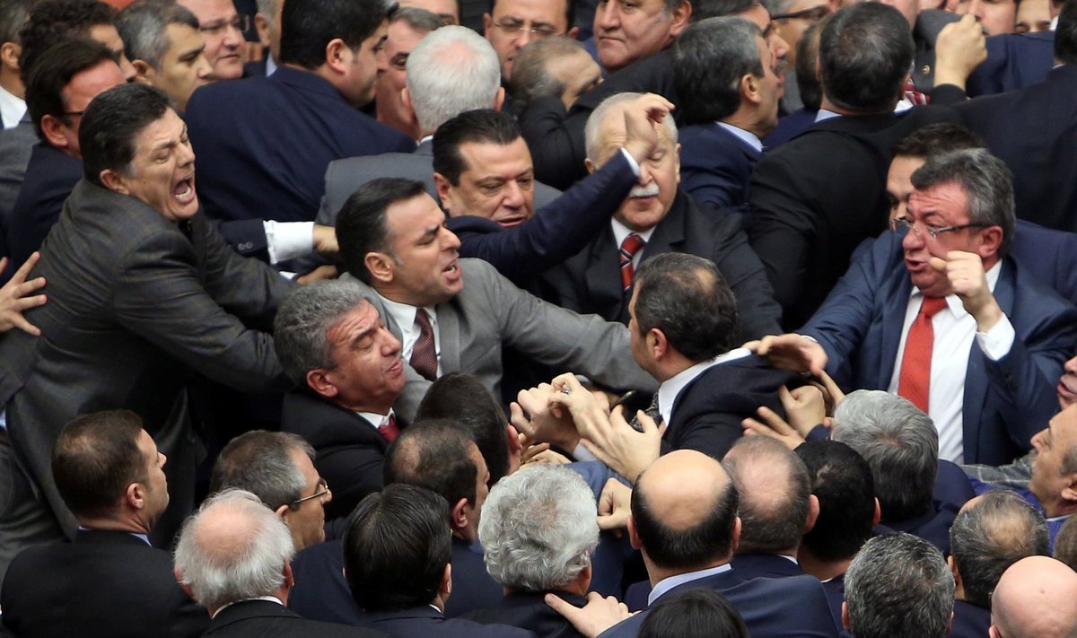 Põhiseaduse arutelu käigus puhkes Türgi parlamendis tavapärane lööming.