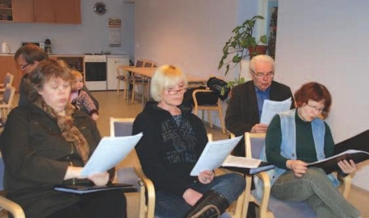 Loo kammerkoori proov. Laulavad (vasakult) Õnne Soots, Mailiis Kaljula, Sirje Berg, Vello Varik ja Meelis Imala