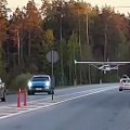 VIDEO | Lätis tegi väikelennuk Tallinna maanteele hädamaandumise