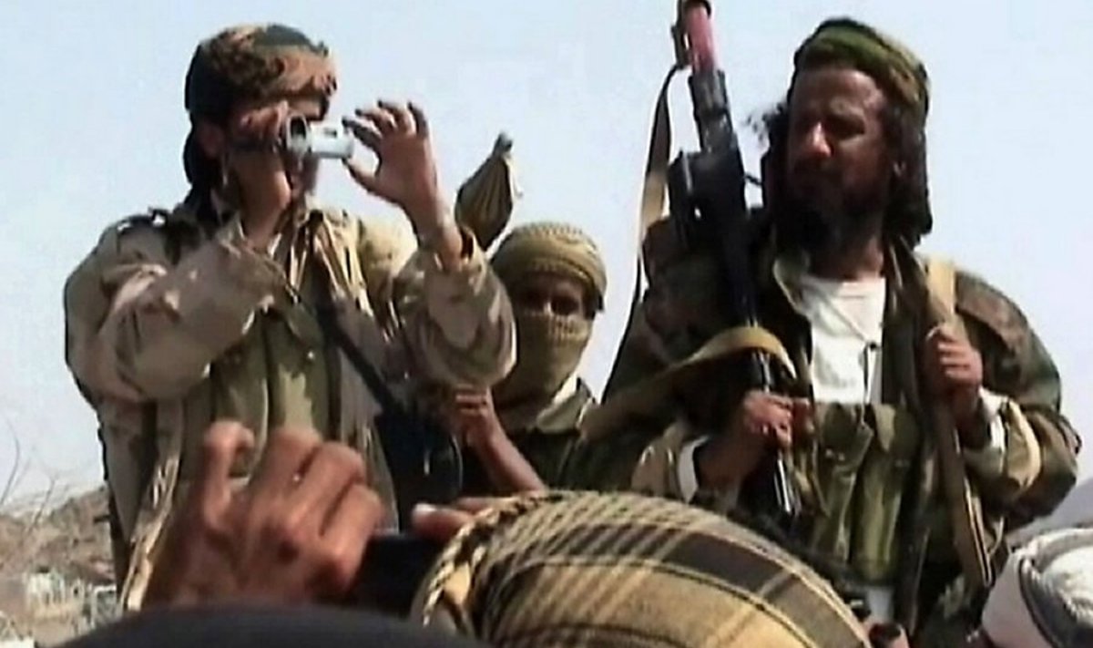 Men claiming to be Al-Qaeda members arrive to address a crowd gathered in Yemen's southern province of Abyan on December 22, 2009. The men vowed to avenge those killed in a Yemeni air strike on one of the group's training camps in southern Yemen, Al-Jazeera television reported. In a short video aired by the pan-Arab satellite channel, a bearded man holding a microphone and flanked by two armed men addressed a crowd gathered in the Abyan province to mourn those killed in the December 17 air raid. AFP PHOTO/STR == BEST QUALITY AVAILABLE ==