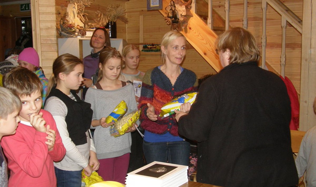 Päevast osavõtnud Sillaotsa muuseumi näituseküünis. Foto: Jüri Kusmin