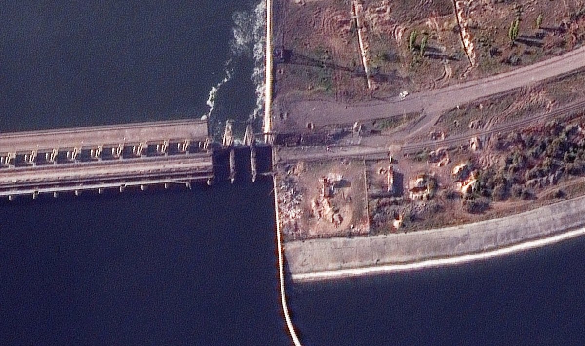 Maxar Technologies' satelliidipilt, millel on näha sillale tekitatud kahju