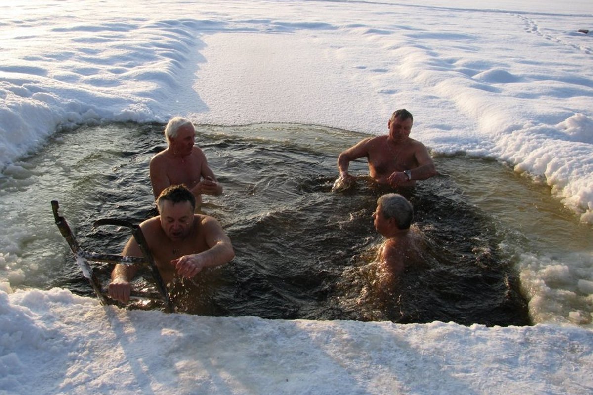 Зимние купание в прорубях на Масленицу. Любительница зимнего купания. Украина купаются. Купание в проруби польза и вред. Можно мыться 7 апреля